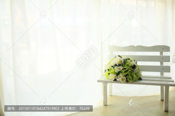 白色長(zhǎng)椅清新花束小品攝影
