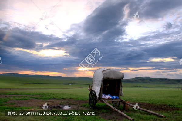 晚霞中的勒勒車