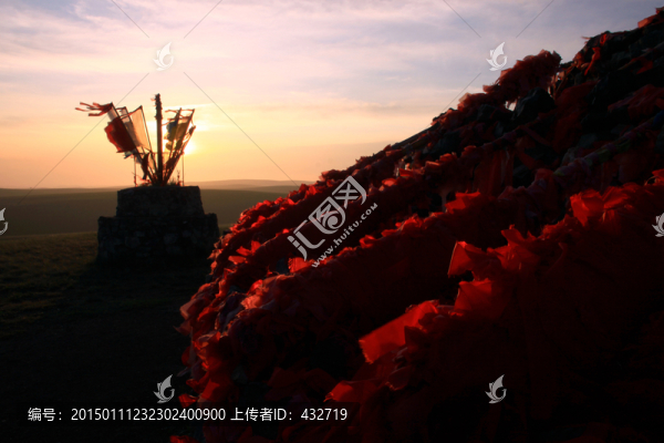 日出中的逆光敖包