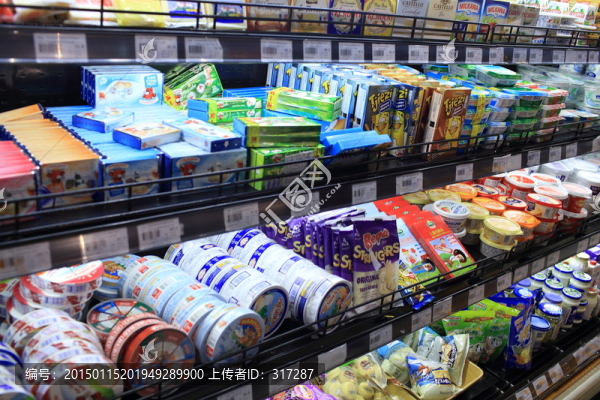 超市奶制品柜臺
