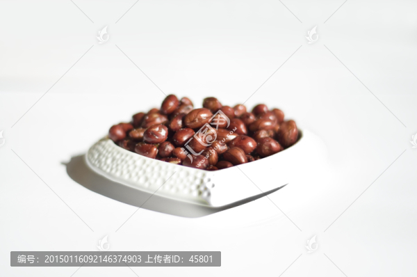 一盤花生米