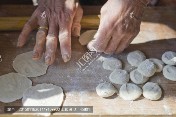 搟面杖搟餃子皮