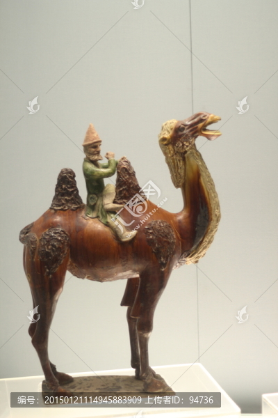 彩色釉陶駱駝?shì)d樂伎俑