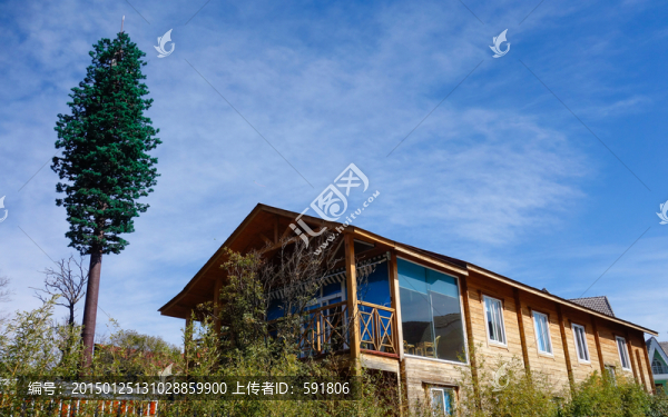 藍(lán)天白云木屋