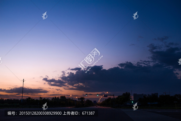紫色的天