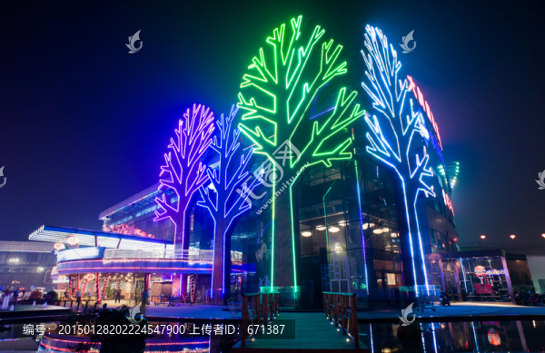 夜景彩色的樹(shù)