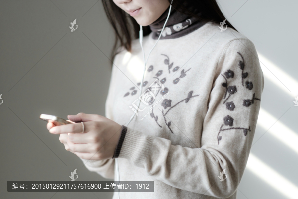 玩手機的女孩