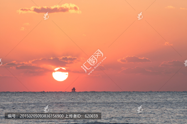 太陽升起光芒萬丈