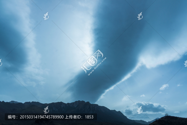 高原山脈上空的云霞