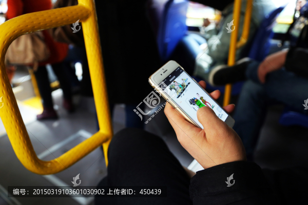 玩手機(jī)
