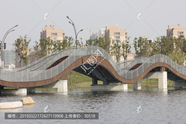 湖邊的橋