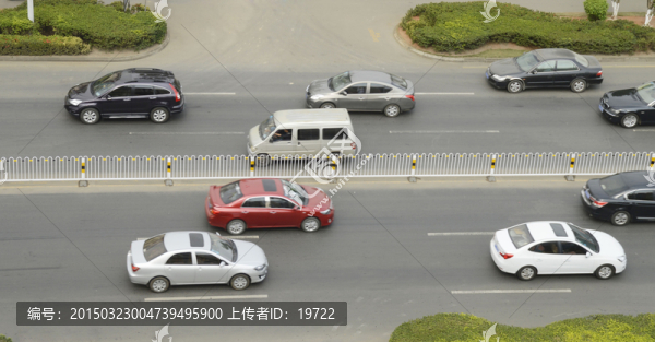 公路上的轎車,圖片
