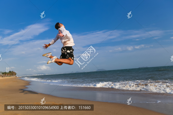 海邊跳躍的男人