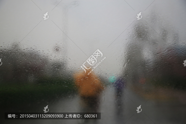 下雨的車窗外