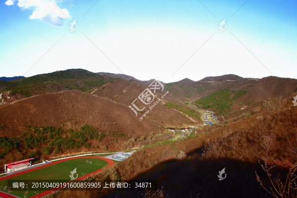 大山里的體育場(chǎng)