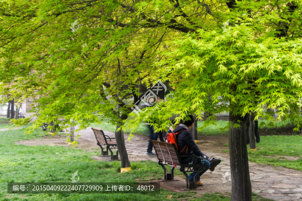 長椅上的情侶