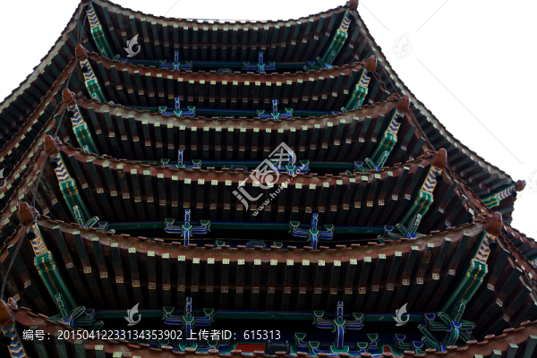 仰拍寶塔塔檐