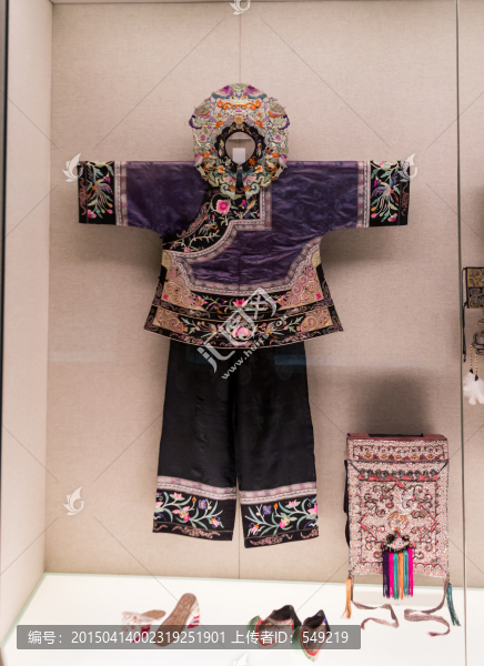 土家族繡花鳥紋女服