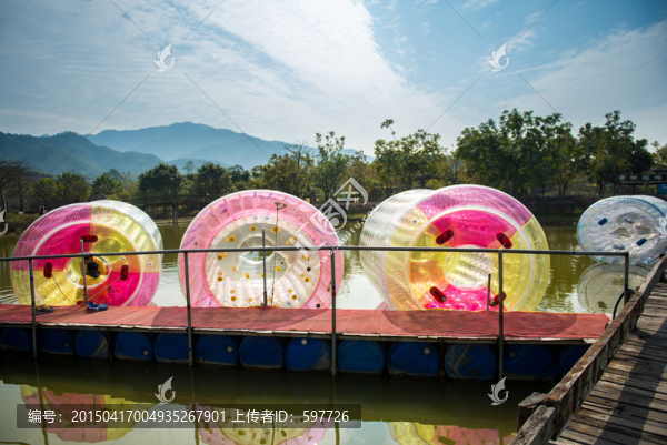 清遠(yuǎn)市佛岡奇妙世界水上滾筒