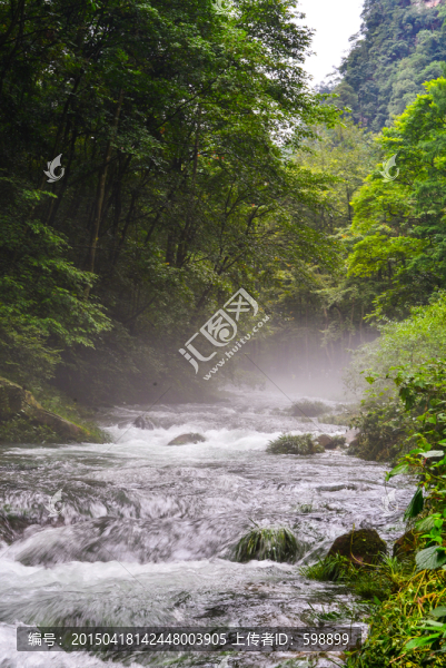 小溪霧景