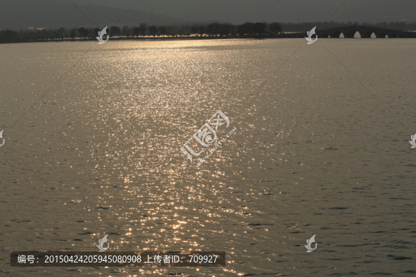 落日湖面