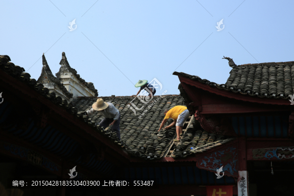 屋頂上撿漏蓋屋的人