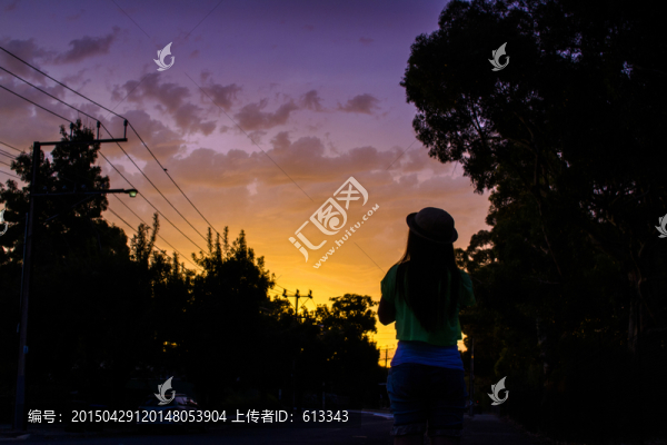 站在阿德萊德小鎮(zhèn)的黃昏街頭