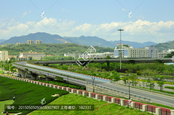 轉(zhuǎn)彎的高架公路