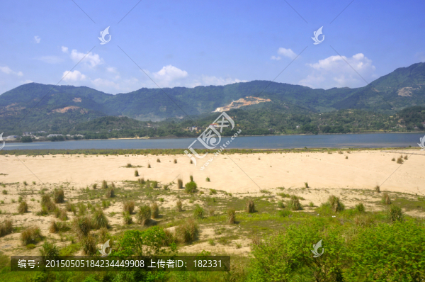 遠山近水沙灘