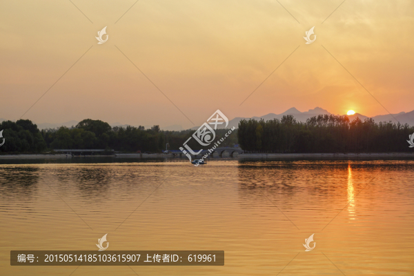 湖光霞色
