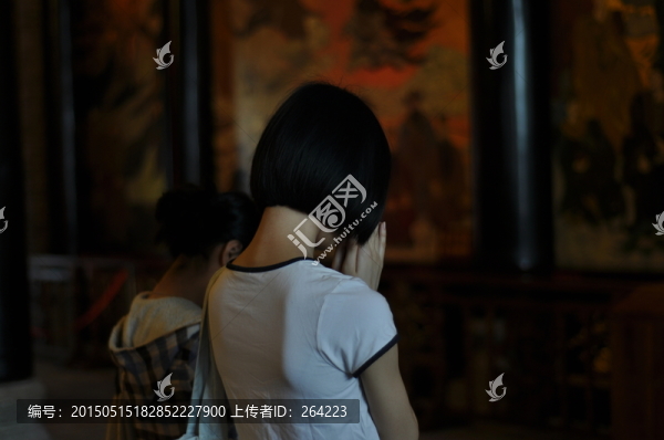 祈福的背影