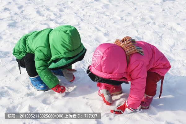 雪地上的孩子