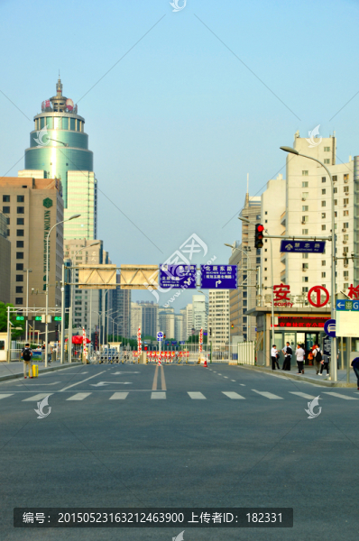 城市馬路兩邊的樓房