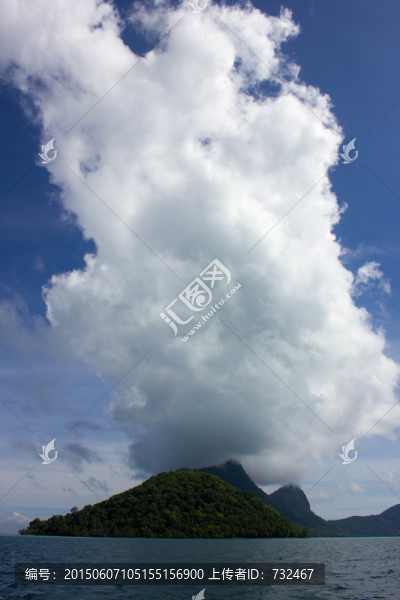 巨大的云朵穿越天空飄來