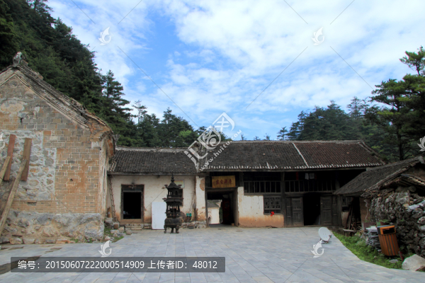 藍(lán)天白云雙峰觀