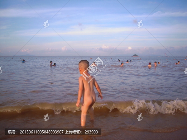玩海的小男孩