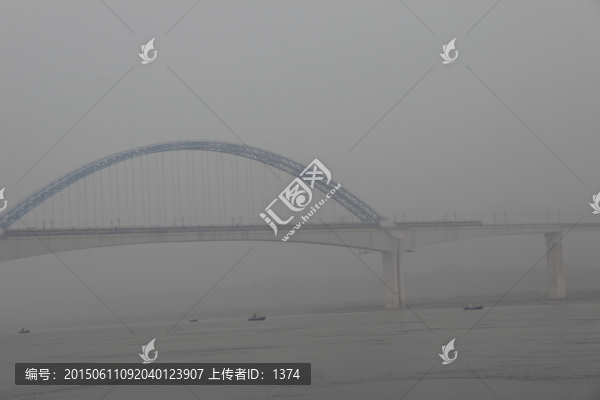 江邊霧影