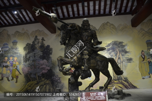 張飛騎馬雕像