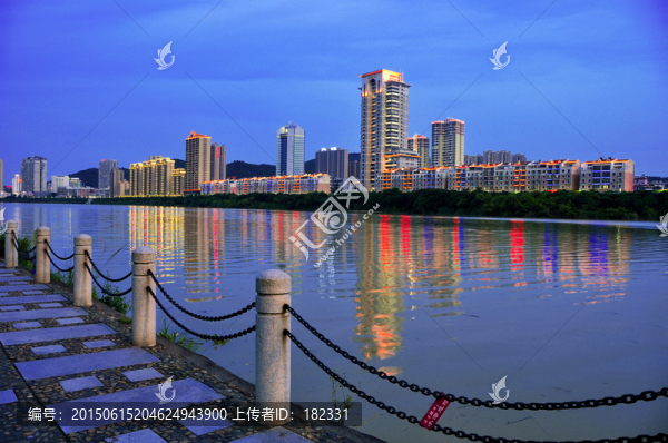 黃昏江景高樓