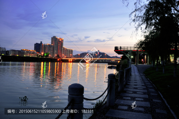 濱江傍晚步行散步