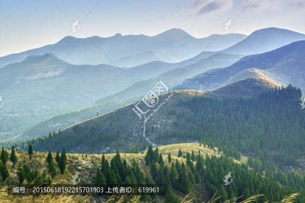 山巒晨色