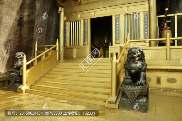 銅鑄雙獅鎮(zhèn)守的大門