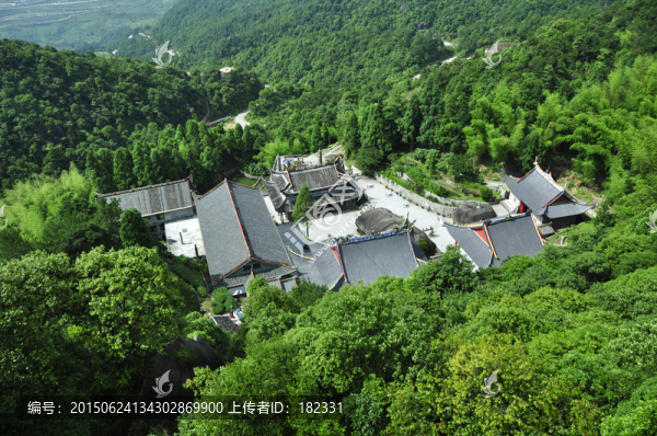 綠色叢林中的寺廟