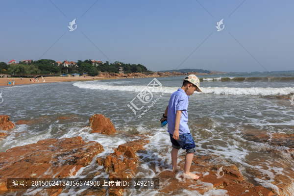 海邊玩耍兒童