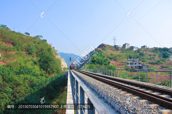 隆黃鐵路敘永火車過(guò)橋