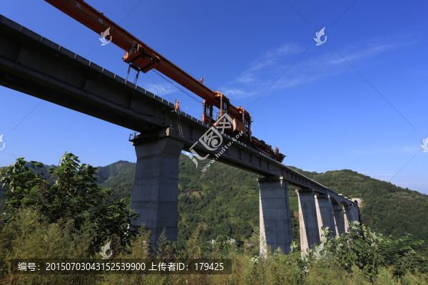 敘大鐵路永寧河大橋架梁鋪軌