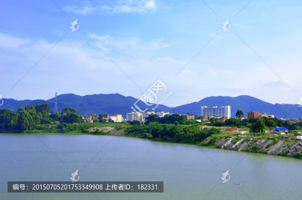 鄉(xiāng)村邊的溪水