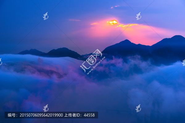 日出,云霧
