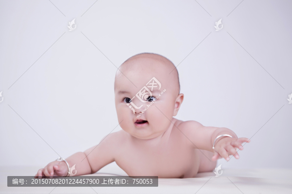 可愛的光屁股寶寶