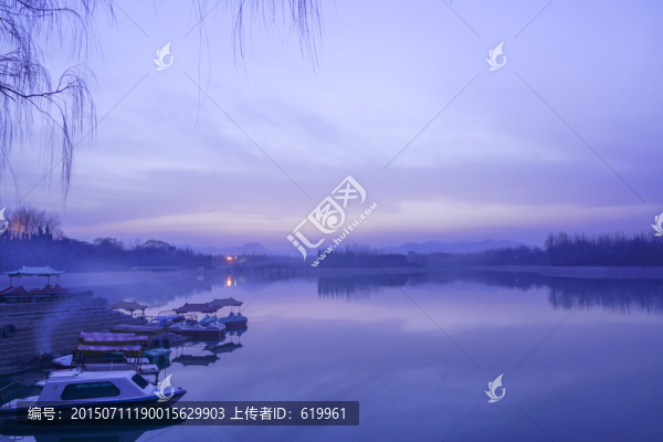 湖光霞色